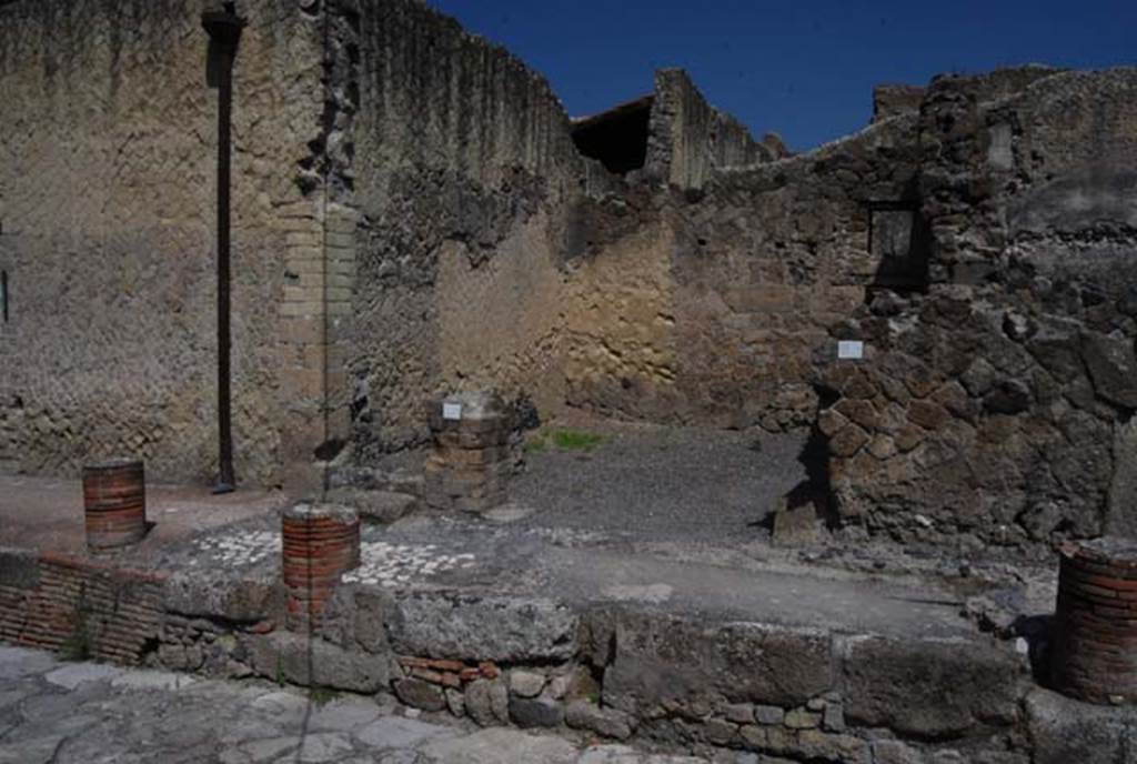 V.28, in centre, Herculaneum. June 2008. Looking south-west towards entrance doorway on Cardo V. Superiore.
Photo courtesy of Nicolas Monteix.